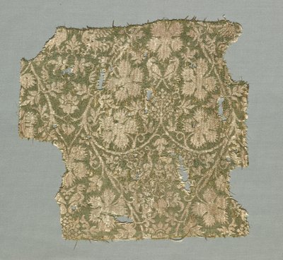 Fragment de soie avec vignes enroulées, feuilles de vigne, raisins et oiseaux - Unknown artist