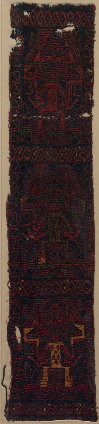 Fragment de Tissu avec Trois Divinités Frontales et Motif d