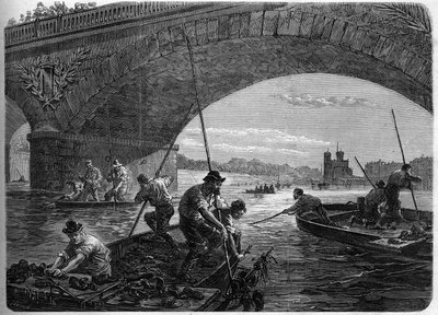 La Commune de Paris en 1871. Pêche des armes jetées dans la Seine sous le pont d