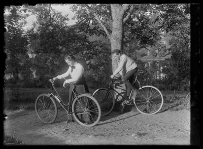 Elsa et Guido Simberg font du vélo - Unknown artist/maker