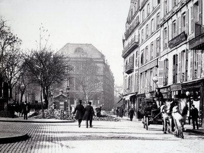 Une rue de Paris avec le théâtre de l