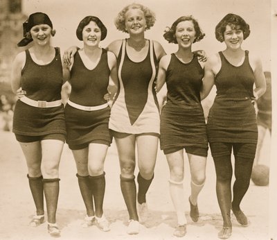 Des beautés bras dessus bras dessous sur la plage (photo) - Unknown photographer