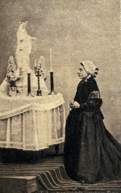 Bernadette Soubirous agenouillée devant un autel avec la Vierge - Unknown photographer