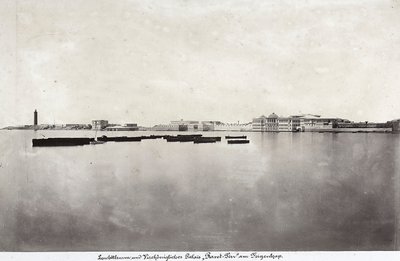 Bateaux au milieu de la mer avec une partie de la ville d