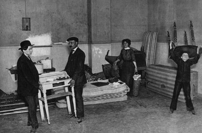 Scène de la vie quotidienne, déménagement dans un immeuble à Paris. Photographie, fin du 19e siècle, Paris. Coll. Selva - Unknown photographer