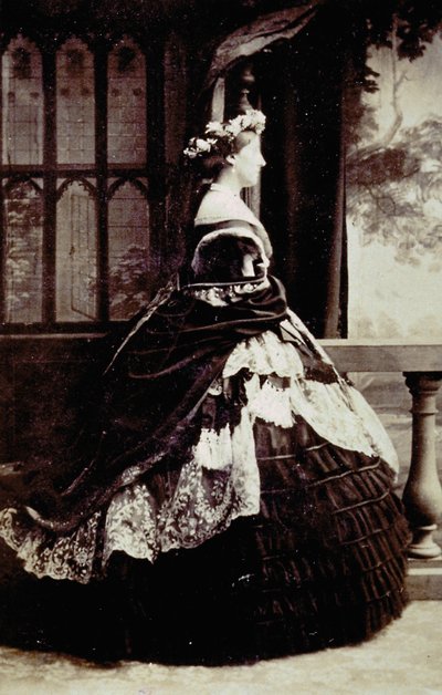 Portrait en pied de la duchesse de Manchester en robe de soirée - Unknown photographer