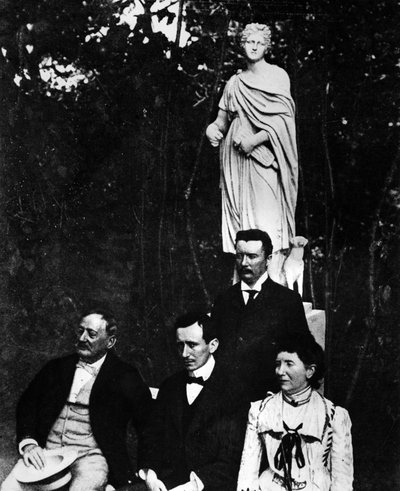 Guglielmo Marconi (1874-1937), physicien et inventeur italien avec ses parents et son frère Alfonso à Pontecchio en 1897. - Unknown photographer