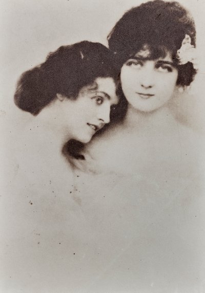 Portrait en buste de deux jeunes femmes dans une pose affectueuse. - Unknown photographer