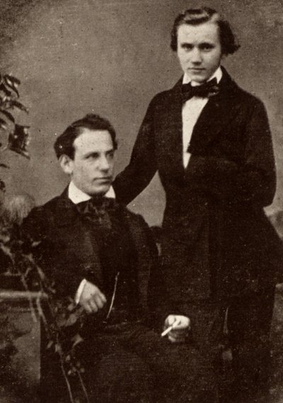 Johannes Brahms (1833-1897) compositeur allemand, debout, avec le violoniste hongrois réfugié, Eduard Remenyi (1828-1898), avec qui il est parti en tournée - Unknown photographer