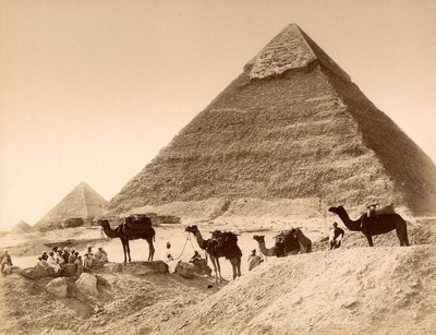 Hommes et chameaux devant la pyramide de Khéphren - Unknown photographer