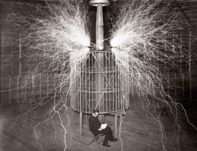 Nikola Tesla assis dans son laboratoire de Colorado Springs avec son « Transmetteur amplifiant » - Unknown photographer