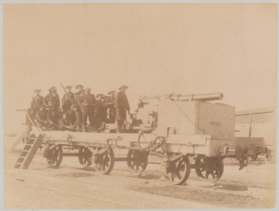 Marins du HMS Hecla manœuvrant un canon naval monté sur un wagon plat, Égypte - Unknown photographer
