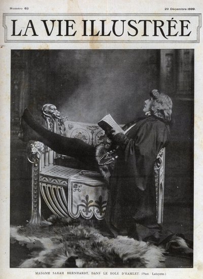 Sarah Bernhardt (1844-1923) dans le rôle de Hamlet par Shakespeare - couverture de la Vie Illustrée de 1899 - Unknown photographer