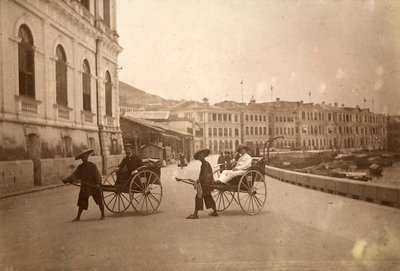 Deux hommes transportés en rickshaw à Hong Kong - Unknown photographer