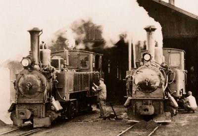 Deux locomotives à vapeur en maintenance par deux ouvriers - Unknown photographer