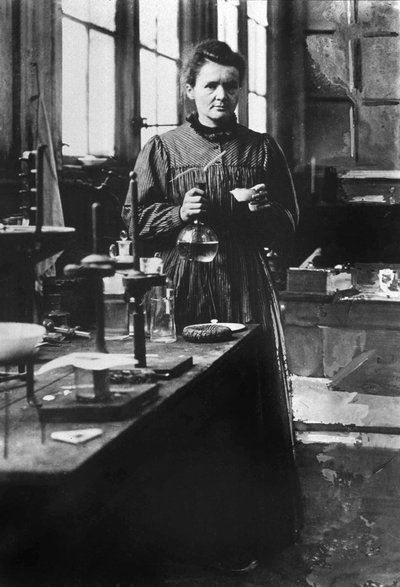 Marie Curie (1867-1934), physicienne française, prix Nobel de physique en 1903, prix Nobel de chimie en 1911, ici dans son premier laboratoire à Paris en 1898 - Unknown photographer