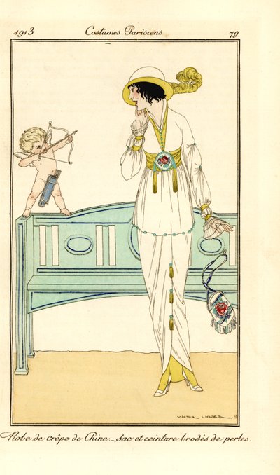 Femme en robe de crêpe de Chine avec ceinture et sac brodés de perles. Un cupidon vise sa tête avec une flèche d