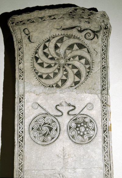 Pierre runique avec symbole solaire, VIIe-VIIIe siècle - Viking