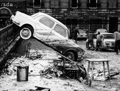 Une automobile jetée par-dessus une balustrade de la Via dei Renai lors de l