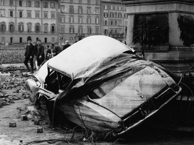 Citroën DS projetée contre un monument lors de l