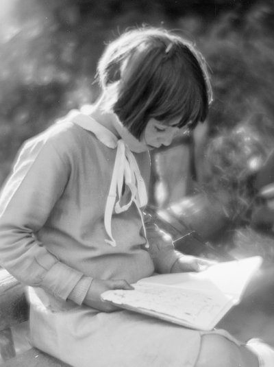 Petite fille en train de lire ; Studio photo - Vincenzo Balocchi