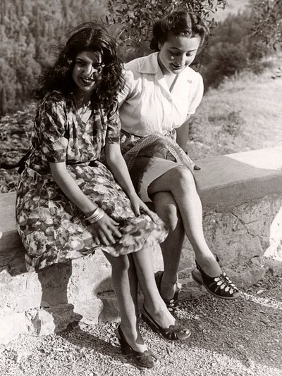 Deux jeunes filles assises sur un mur, Italie, vers 1940 (photo n/b) - Vincenzo Balocchi