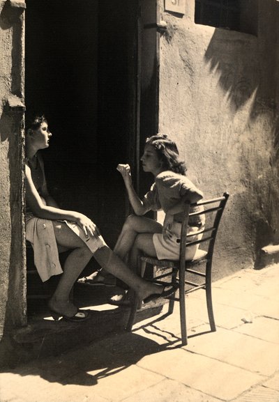 Deux jeunes filles assises sur le pas de la porte. Carte postale envoyée par le photographe à Vincenzo Balocchi - Vincenzo Balocchi