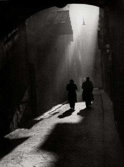 Deux hommes marchent dans une petite rue typique de Florence - Vincenzo Balocchi
