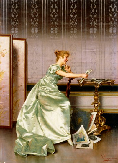 Une dame élégante admirant un portfolio de gravures - Vittorio Reggianini