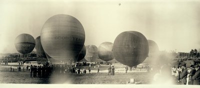 Montgolfières sur un champ à South St. Louis prêtes à décoller; l