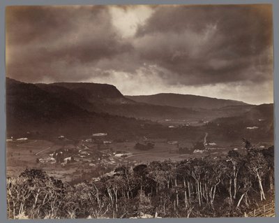 Vue sur Nuwara Eliya depuis Oliphant Estate, Ceylan - W.L.H. Skeen and Co.