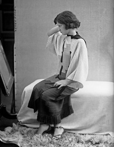 Modèle portant une robe créée par Anita Pittoni, vers 1940 (photo n/b) - Wanda Wulz