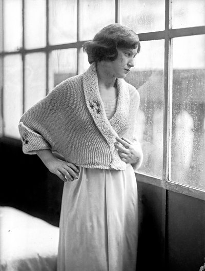 Modèle portant une robe créée par Anita Pittoni, vers 1940 (photo n/b) - Wanda Wulz