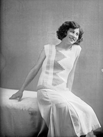 Modèle portant une robe créée par Anita Pittoni, vers 1940 (photo n/b) - Wanda Wulz