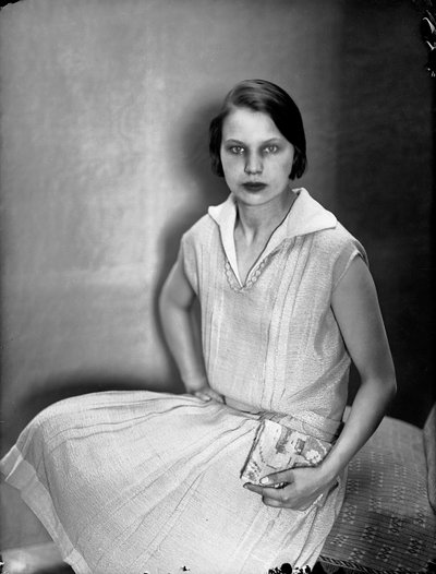 Portrait de Marion Wulz avec une robe d