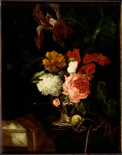 Une rose, et iris, lilas et autres fleurs dans un vase en argent auriculaire avec un escargot et un papillon sur un rebord drapé - Willem van (attr. to) Aelst