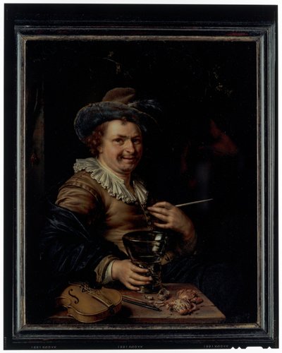 Un homme tenant une pipe et un verre assis à une table sur laquelle repose un violon et des crabes - Willem Van Mieris