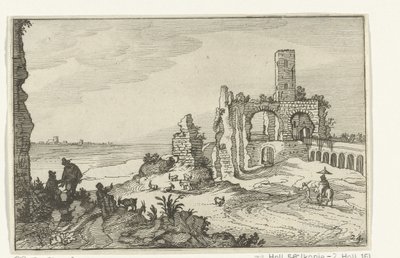 Ruine avec des arches et une tour au bord de l