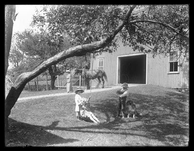 Enfants de la famille McCready avec un chien et un chiot rassemblés autour d