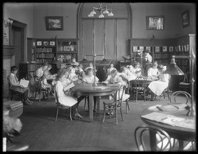 Enfants lisant dans la salle de lecture d