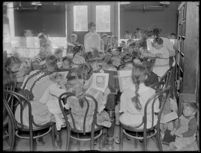 Enfants lisant dans la salle de lecture d