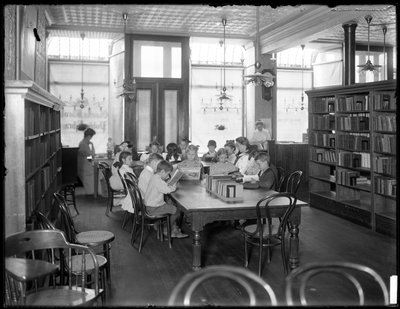 Enfants lisant dans la salle de lecture d
