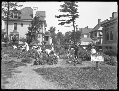 Enfants travaillant dans le jardin à la succursale Poppenhusen de la Bibliothèque publique de l
