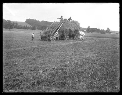 Chariot de foin, ouvriers agricoles et enfants, montrant un appareil pour soulever le foin, Ferme McCready, Comté de Crawford, Pennsylvanie, c.1913 - William Davis Hassler
