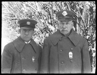 Larry Casey et John Connolly posant en uniforme d