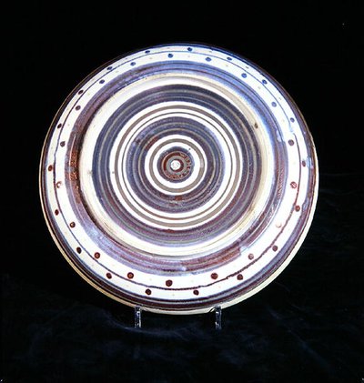 Chargeur avec cercles concentriques de blanc, bleu, violet et or, peint par Charles Passenger - William de Morgan