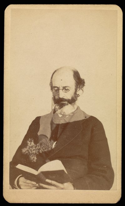 [Homme non identifié, chauve et barbu, lisant assis]. - William H. Mumler