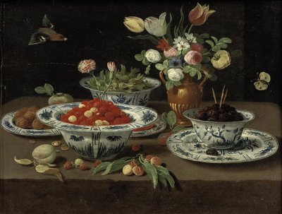 Fraises des bois dans un bol chinois en porcelaine "kraak", mûres dans un second bol posé sur une assiette, diverses fleurs dans un vase en bronze, damons dans un autre bol et noix sur une assiette, avec une pêche, un bouquet de cerises et d