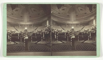 Sans titre [auditorium décoré de drapeaux américains], fin du 19e siècle - Wright and Hartwell