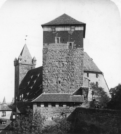La tour quintagonale Funfeckiger Thurm, Kaiserstallung, Nuremberg, Allemagne, vers 1900 - Wurthle and Sons